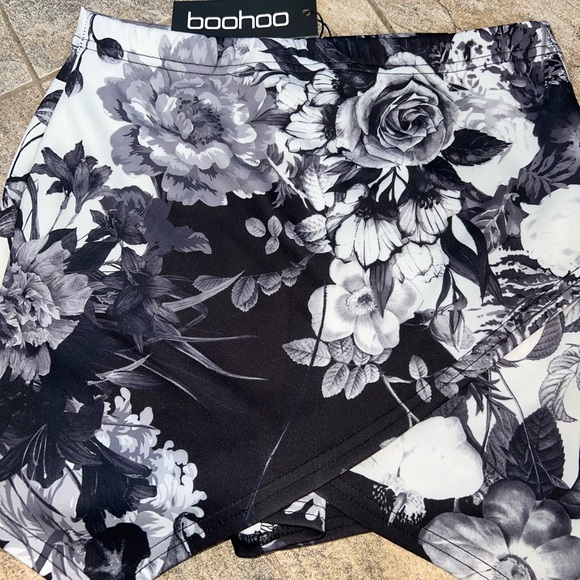 Black & White floral Skort Size 6/UK10 - Picture 2 of 3